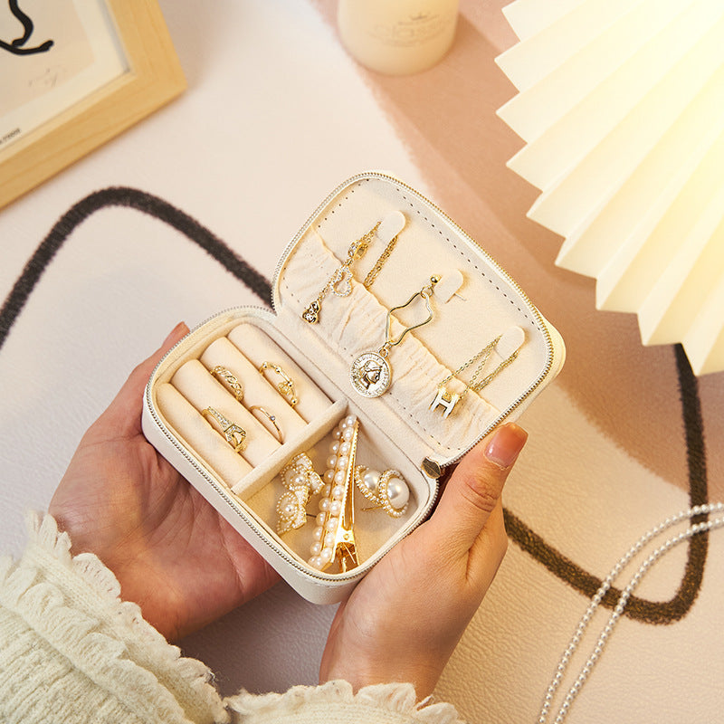 Mini portable jewelry organizer